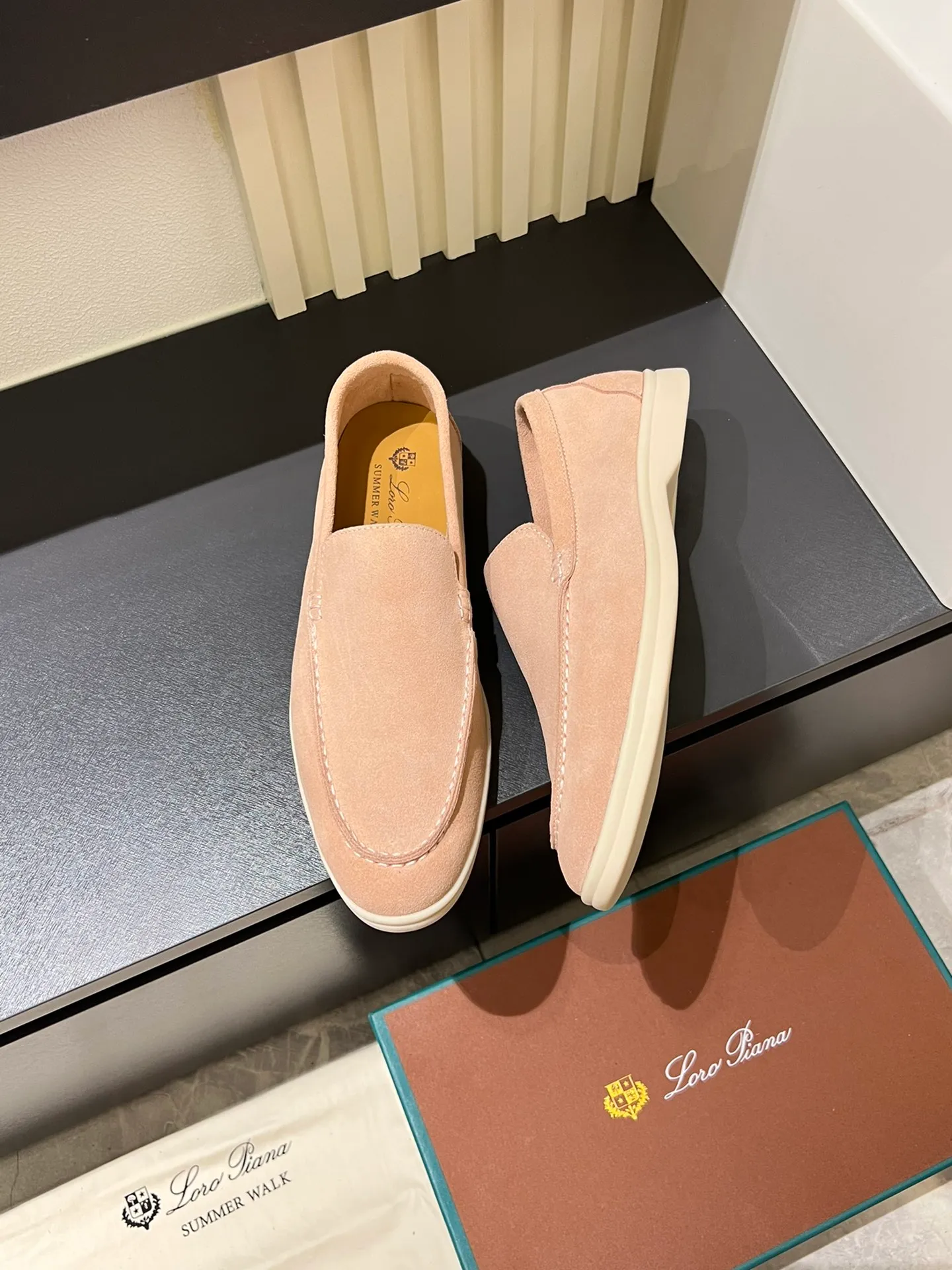 Men's shoes 💰p360 "Loro men's shoes 💰pian'*" Classic L men's shoes for couples 💰p Top version British flat loafers, a must-have item in old money style, the minimalist design is eye-catching and durable, a plus point for dressing The soft foot feel and texture are outstanding. They don’t scratch your feet and are very nice. They are matched with soft and waxy soles. They can be worn daily for a long time without getting tired. They are easy to wear, versatile and classic items, with perfect foot feel and texture! Imported cashmere fabric, the lining is made of imported A-grade water-dyed cow lining, the top version of the genuine leather midsole is sewn with pure handmade mark thread! Size: Female 35-40 (34. Customized) Male 38-44 (45.46. Customized)